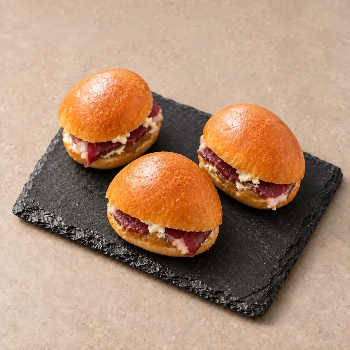 Mini navettes briochées au magret séché et au fromage frais