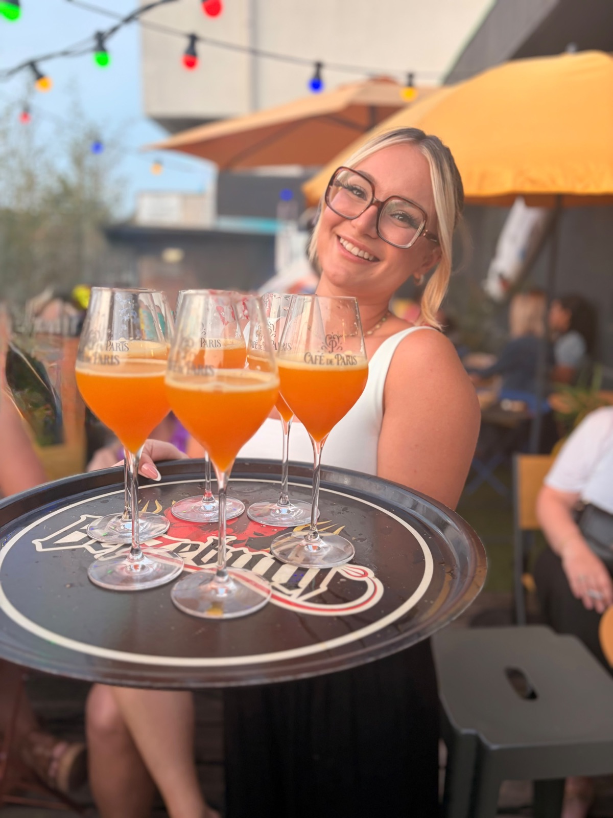 Service de cocktails sur la terrasse du Hope Bar à Mérignac