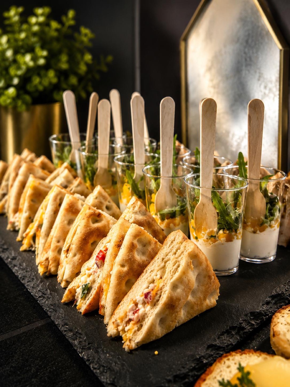 Pièces cocktail Hope Traiteur : mini club sandwichs et verrines dressés sur ardoise