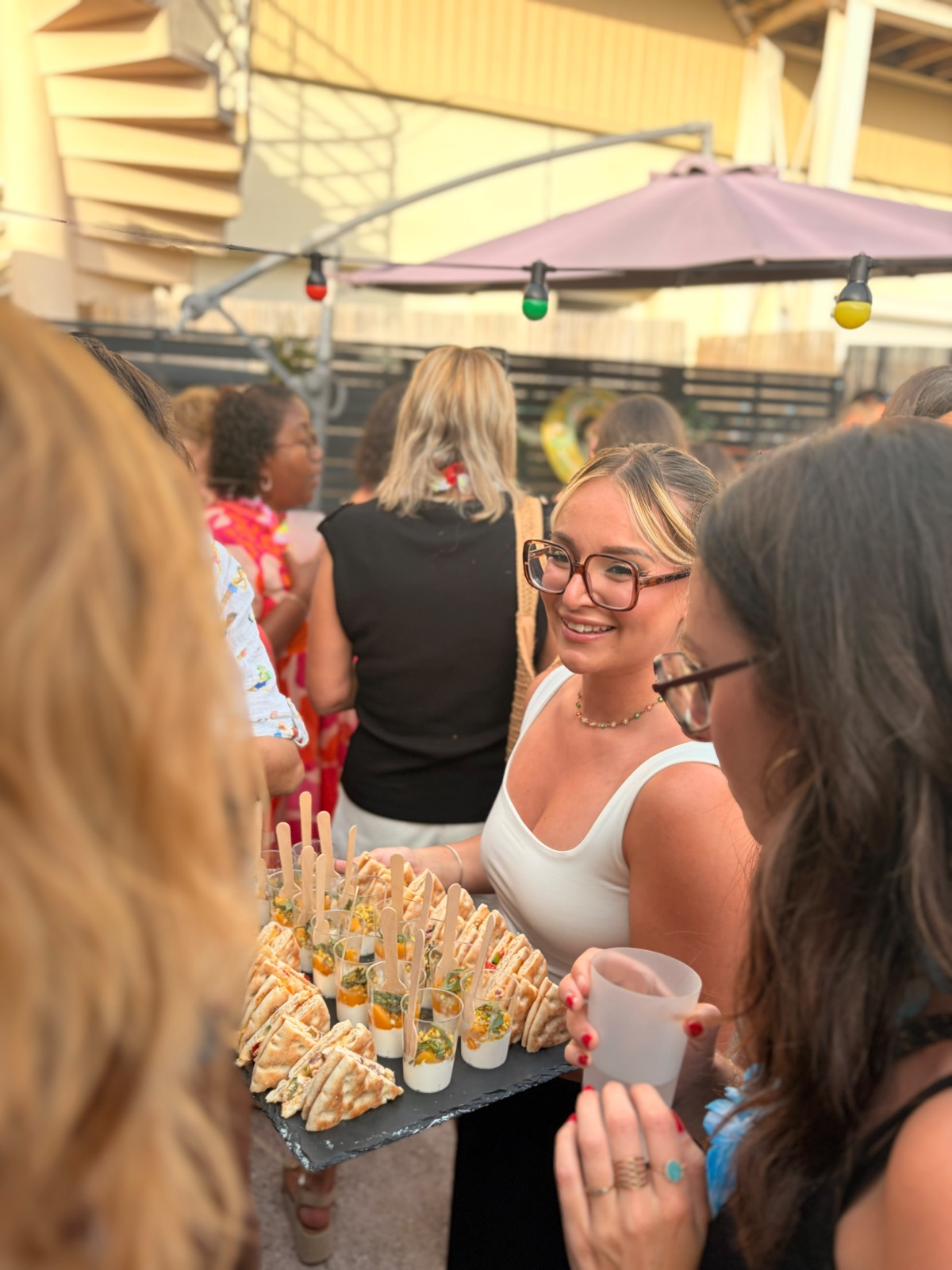 Cocktail dînatoire en terrasse, plateau de pièces cocktail servi aux invités